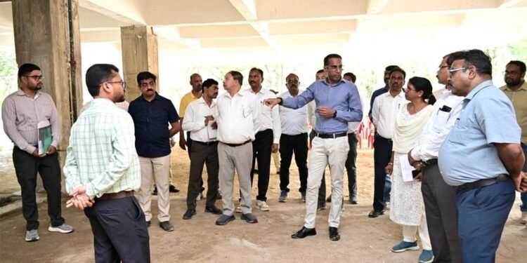 लोक निर्माण विभाग के सचिव ने निर्माणाधीन कंपोजिट बिल्डिंग के कार्यों का किया निरीक्षण