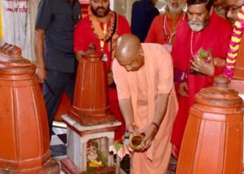 दतिया के पीतांबरा पीठ पहुंचे CM योगी और डिप्टी CM मौर्य, विधि-विधान से की पूजा-अर्चना