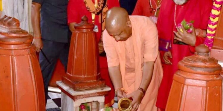 दतिया के पीतांबरा पीठ पहुंचे CM योगी और डिप्टी CM मौर्य, विधि-विधान से की पूजा-अर्चना