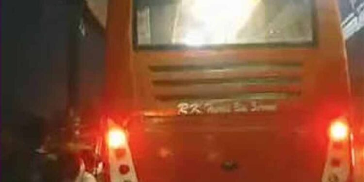 इंदौर-उज्जैन रोड पर बस पलटी, 20 यात्री घायल; शराब के नशे में मिला ड्राइवर