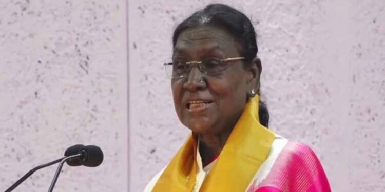राष्ट्रपति द्रौपदी मुर्मु ने रानी दुर्गावती विश्वविद्यालय के 36वें दीक्षांत समारोह में बांटे गोल्ड मेडल