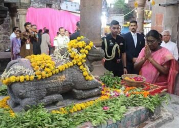 राष्ट्रपति  मुर्मु ने ओंकारेश्वर तीर्थ और ज्योतिर्लिंग ममलेश्वर के दर्शन कर किया अभिषेक
