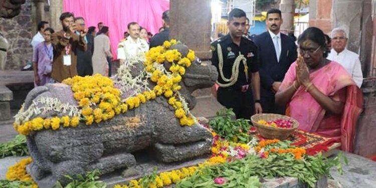 राष्ट्रपति  मुर्मु ने ओंकारेश्वर तीर्थ और ज्योतिर्लिंग ममलेश्वर के दर्शन कर किया अभिषेक