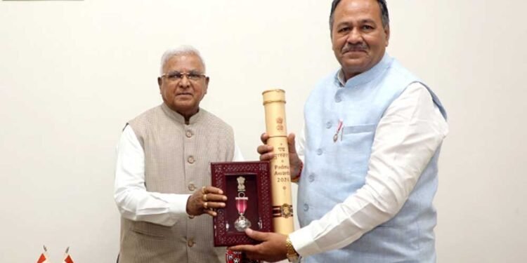 द्मश्री अलंकरण मिलने पर परिषद में अभिनंदन समारोह