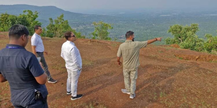 छत्तीसगढ़ पर्यटन मंडल के प्रबंध संचालक  विवेक आचार्य और अध्यक्ष  नीलू शर्मा ने प्रमुख पर्यटन स्थल राजमेरगढ़ का किया दौरा