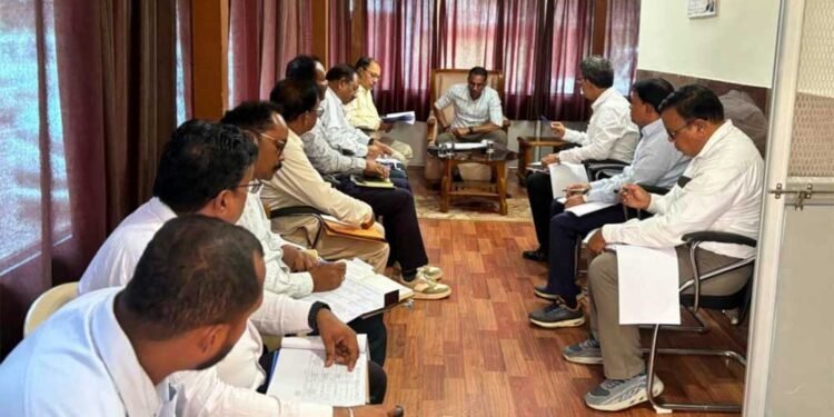 नियमित एवं कड़ाई से मॉनिटरिंग कर गुणवत्ता सुनिश्चित करने व समय-सीमा में कार्यों को पूर्ण करने के निर्देश