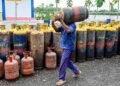 कमर्शियल सिलिंडर पर केंद्र का बड़ा फैसला, गैर-घरेलू पैक्ड LPG से हटे सभी प्रतिबंध