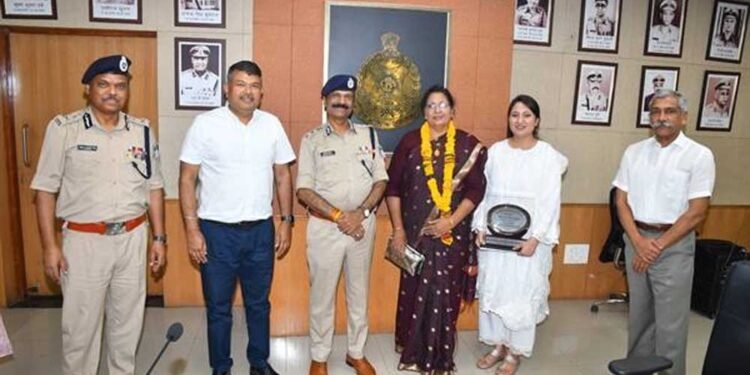 पुलिस मुख्यालय परिवार द्वारा 11 सेवानिवृत्त कर्मचारियों को दी गई भावभीनी विदाई
