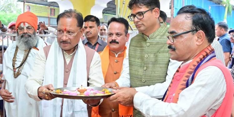 मुख्यमंत्री  साय ने भिखमपुरा के पंचमुखी सिद्ध हनुमान मंदिर में की पूजा-अर्चना