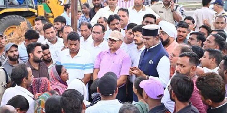 मंत्री सारंग ने सड़क निर्माण के साथ प्रभावित परिवारों के पुनर्वास की बनाई राह