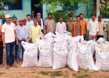तिलहन उत्पादन बढ़ाने की दिशा में सशक्त पहल, कोटमीकला के किसानों को मिला उन्नत मूंगफली बीज