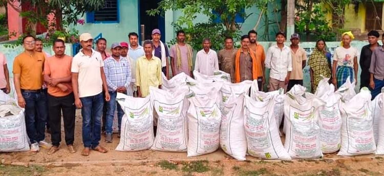 तिलहन उत्पादन बढ़ाने की दिशा में सशक्त पहल, कोटमीकला के किसानों को मिला उन्नत मूंगफली बीज