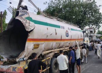 खरगोन में टैंकर में भीषण ब्लास्ट: वेल्डिंग के दौरान हुआ विस्फोट, 500 मीटर दूर तक उड़े परखच्चे