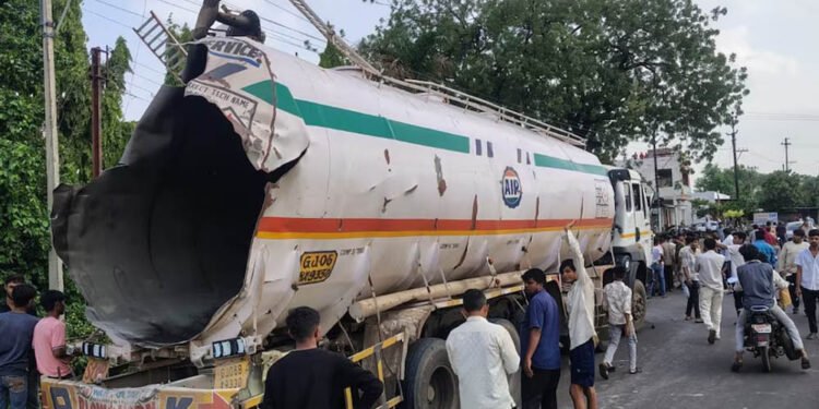खरगोन में टैंकर में भीषण ब्लास्ट: वेल्डिंग के दौरान हुआ विस्फोट, 500 मीटर दूर तक उड़े परखच्चे