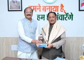 हज यात्रा संपन्न होने पर हज कमेटी अध्यक्ष ने सीएम विष्णु देव साय को भेंट किया ज़मज़म जल और खजूर