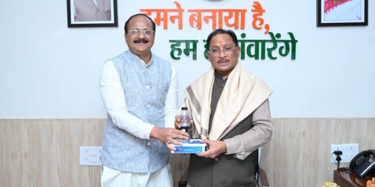 हज यात्रा संपन्न होने पर हज कमेटी अध्यक्ष ने सीएम विष्णु देव साय को भेंट किया ज़मज़म जल और खजूर
