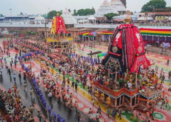 Jagannath Rath Yatra 2026: झमाझम बारिश के बीच जय जगन्नाथ के जयघोष से गूंजा पुरी, लाखों श्रद्धालुओं ने किए दिव्य रथों के दर्शन