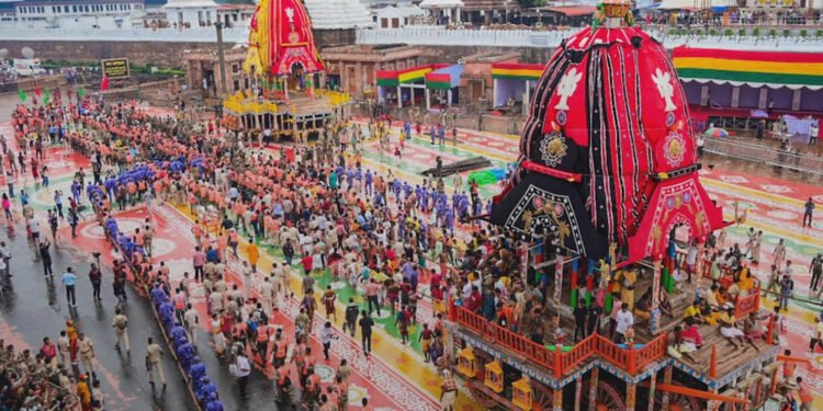 Jagannath Rath Yatra 2026: झमाझम बारिश के बीच जय जगन्नाथ के जयघोष से गूंजा पुरी, लाखों श्रद्धालुओं ने किए दिव्य रथों के दर्शन