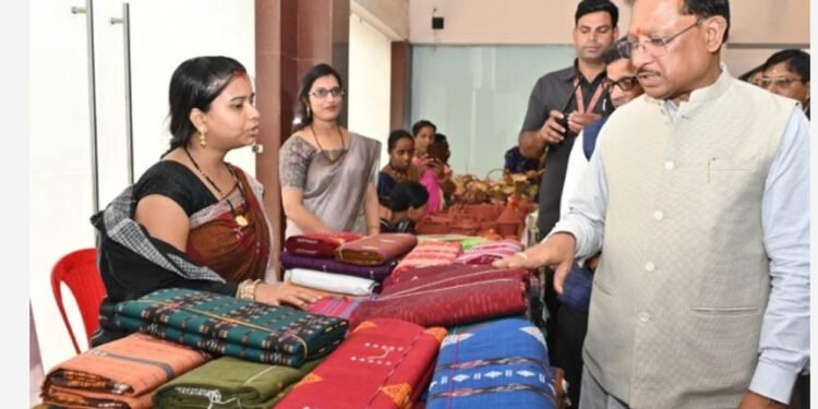 रायपुर : करघे से कमाई तक: धमतरी के ग्राम नारी की बुनकर महिलाओं ने लिखी आत्मनिर्भरता की नई इबारत