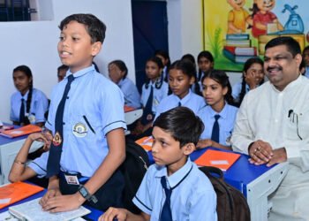 रायपुर : शाला प्रवेशोत्सव: शिक्षा मंत्री गजेन्द्र यादव ने बच्चों संग बैठकर सिखाया पहाड़ा, स्मार्ट क्लास का किया लोकार्पण