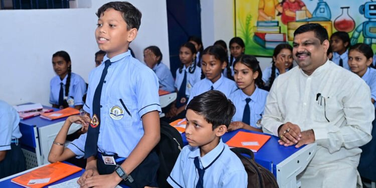 रायपुर : शाला प्रवेशोत्सव: शिक्षा मंत्री गजेन्द्र यादव ने बच्चों संग बैठकर सिखाया पहाड़ा, स्मार्ट क्लास का किया लोकार्पण
