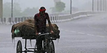 Weather Alert: गुजरात से जम्मू-कश्मीर और यूपी तक IMD का रेड अलर्ट, कई जिलों में भारी बारिश की चेतावनी
