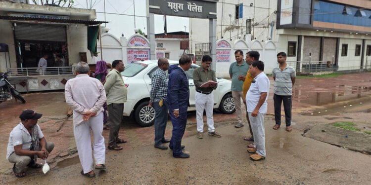 बारिश से पहले होनी थी तैयारी, तब क्रिकेट में व्यस्त थीं महापौर! अब व्यवस्थाएं संभालने सड़क पर उतरे निगम आयुक्त, तो शुरू हुई सियासत