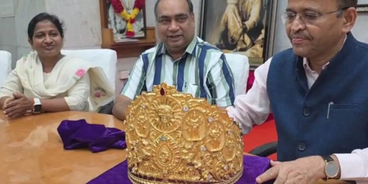 गुरु पूर्णिमा पर साईं बाबा को 1 करोड़ का स्वर्ण मुकुट भेंट, हीरे-रत्नों से जड़ा अनोखा उपहार
