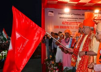 Amarnath Yatra 2026: ‘बम बम भोले’ के जयघोष के बीच पहला जत्था रवाना, एलजी मनोज सिन्हा ने दिखाई हरी झंडी