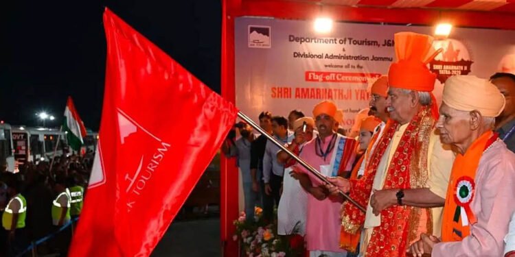 Amarnath Yatra 2026: ‘बम बम भोले’ के जयघोष के बीच पहला जत्था रवाना, एलजी मनोज सिन्हा ने दिखाई हरी झंडी