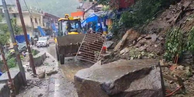चारधाम यात्रा पर बारिश का कहर, नदियां उफान पर; बदरीनाथ नेशनल हाईवे बंद, यात्रियों की बढ़ी मुश्किलें