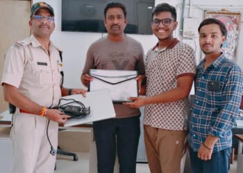 आरपीएफ ने ₹70 हजार मूल्य का लैपटॉप व महत्वपूर्ण दस्तावेजों से भरा बैग यात्री को सकुशल लौटाया