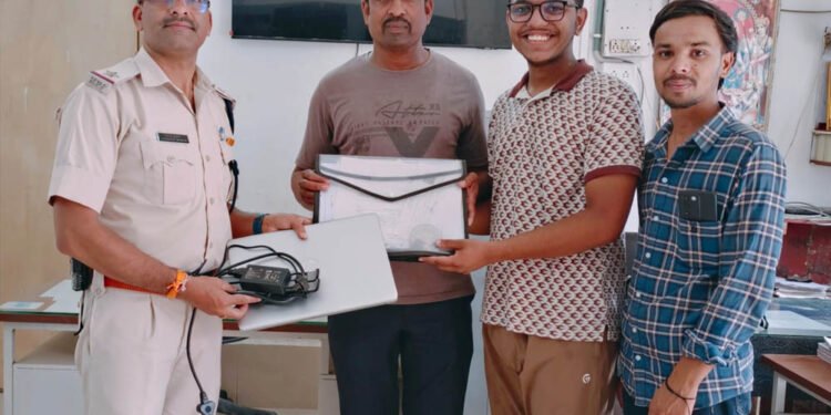 आरपीएफ ने ₹70 हजार मूल्य का लैपटॉप व महत्वपूर्ण दस्तावेजों से भरा बैग यात्री को सकुशल लौटाया
