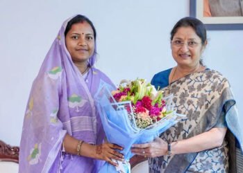 रायपुर : केंद्रीय महिला एवं बाल विकास मंत्री अन्नपूर्णा देवी से महिला एवं बाल विकास मंत्री लक्ष्मी राजवाड़े ने की सौजन्य भेंट