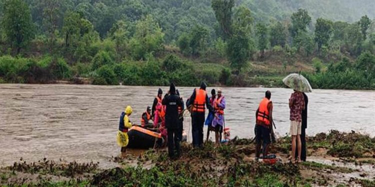 बालाघाट में बाढ़ में फंसे ग्रामीणों के लिए मध्यप्रदेश पुलिस बनी जीवनरक्षक