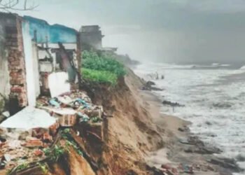 ओडिशा में समुद्र का बढ़ता कहर: गंजाम का तट कटाव की चपेट में, 17 गांवों पर मंडराया संकट