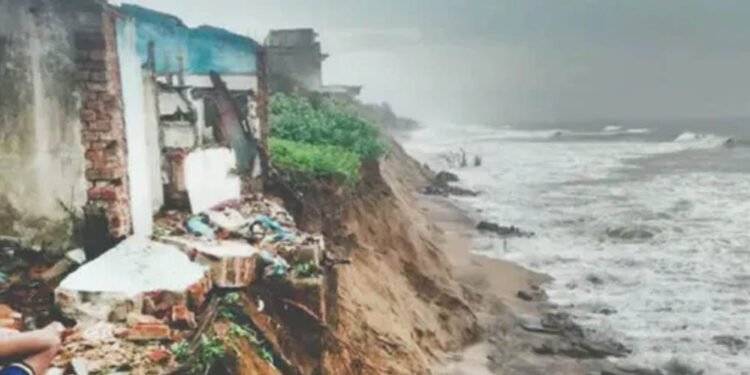 ओडिशा में समुद्र का बढ़ता कहर: गंजाम का तट कटाव की चपेट में, 17 गांवों पर मंडराया संकट