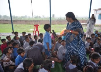सोशल मीडिया की गुहार पर गांव पहुंची बाल चौपाल, बच्चों को मिले अधिकारों के सबक