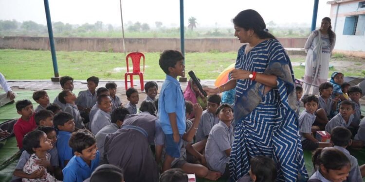 सोशल मीडिया की गुहार पर गांव पहुंची बाल चौपाल, बच्चों को मिले अधिकारों के सबक