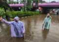मुंबई में बारिश का कहर! सड़कों पर घुटनों तक पानी, रेलवे ट्रैक डूबे, स्कूल-कॉलेज बंद