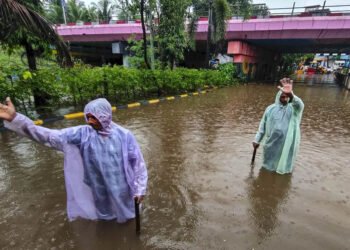 मुंबई में बारिश का कहर! सड़कों पर घुटनों तक पानी, रेलवे ट्रैक डूबे, स्कूल-कॉलेज बंद