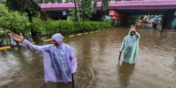 मुंबई में बारिश का कहर! सड़कों पर घुटनों तक पानी, रेलवे ट्रैक डूबे, स्कूल-कॉलेज बंद