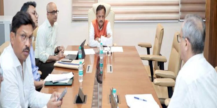 स्वास्थ्य संस्थाओं में गुणवत्तायुक्त दवाओं की समयबद्ध उपलब्धता सुनिश्चित की जाए: उप मुख्यमंत्री शुक्ल