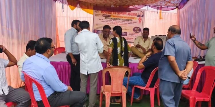 छात्रवृत्ति घोटाले में कार्रवाई की मांग तेज आमरण अनशन तीसरे दिन भी जारी