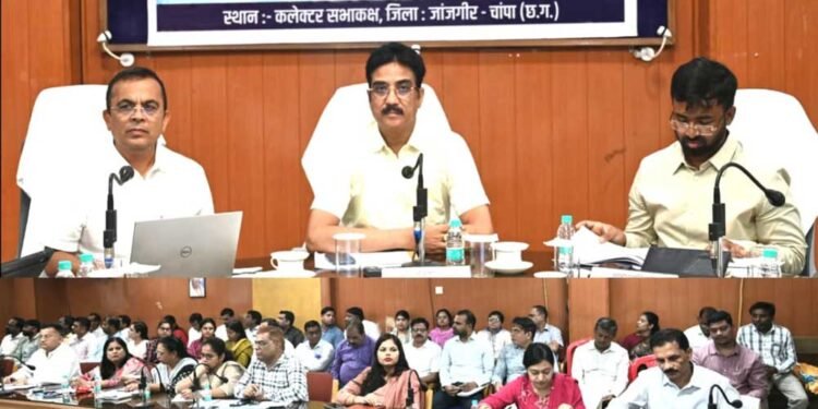 राजस्व प्रकरणों के ऑनलाइन पंजीयन, ई-ऑफिस के प्रभावी संचालन तथा शिक्षा, स्वास्थ्य एवं जनकल्याणकारी योजनाओं की प्रगति की समीक्षा