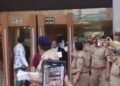 डोंगरगढ़ में फॉरेक्स ट्रेडिंग के नाम पर अरबों की ठगी, निवेशकों ने आरोपी के घर का किया घेराव