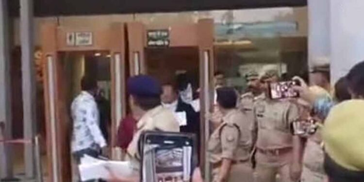 डोंगरगढ़ में फॉरेक्स ट्रेडिंग के नाम पर अरबों की ठगी, निवेशकों ने आरोपी के घर का किया घेराव