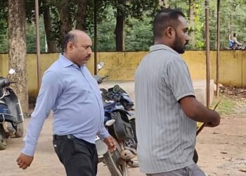 कोंडागांव में रिश्वतखोरी का भंडाफोड़, नामांतरण के बदले घूस लेते तहसीलदार का रीडर गिरफ्तार