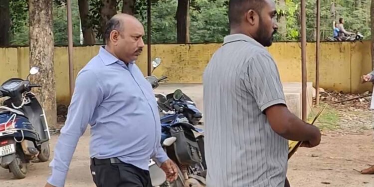 कोंडागांव में रिश्वतखोरी का भंडाफोड़, नामांतरण के बदले घूस लेते तहसीलदार का रीडर गिरफ्तार