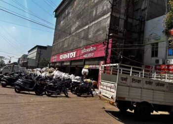 Raipur News: पंडरी कपड़ा मार्केट की सबसे पुरानी होलसेल दुकान से हटाया गया अवैध कब्जा